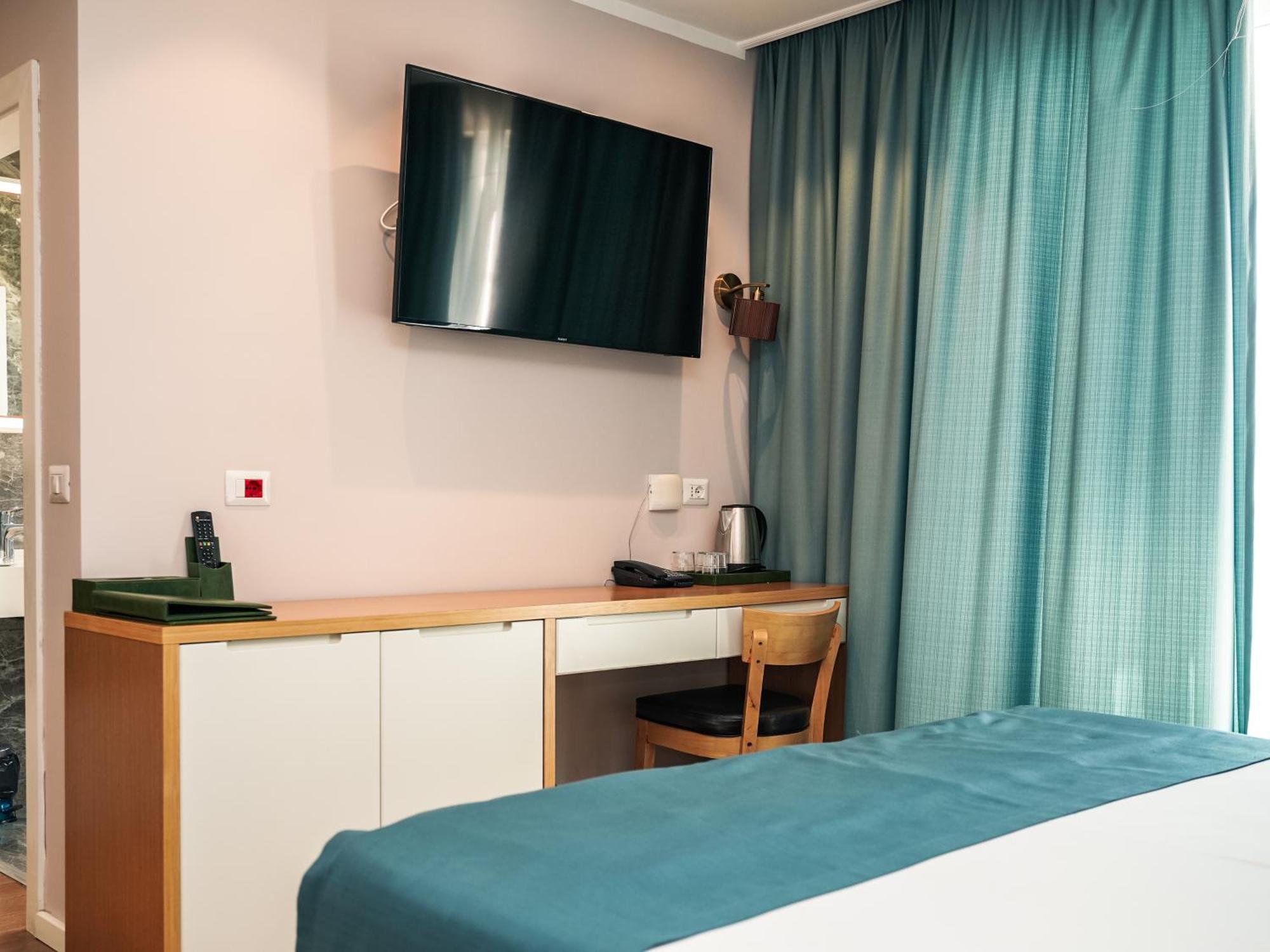 Vm & 5* Golem (Tirana)
